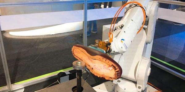 某鞋厂 以2000转速度将鞋底放在打磨机下面打磨，没有想到会这样的