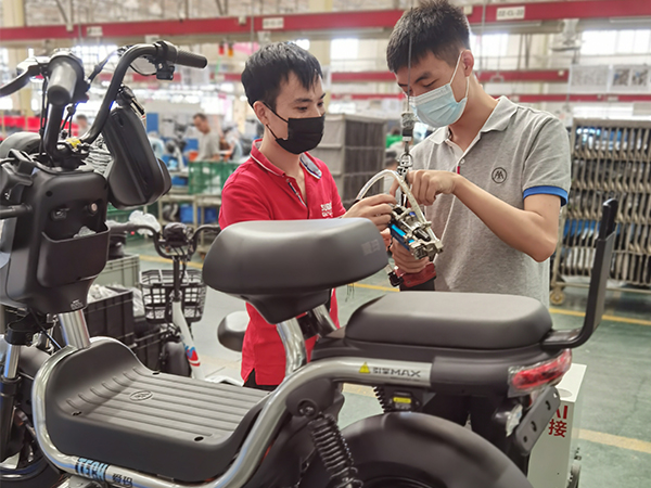 污的APP技术负责人协助爱玛员工