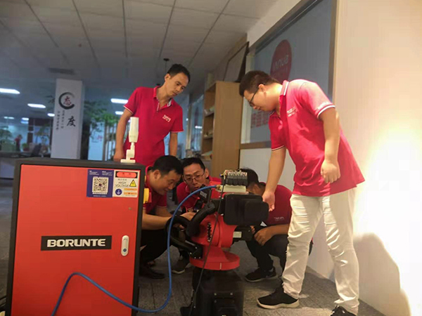 污的APP气动工具小伙伴们在现场操作