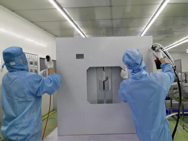 埃马克机械员工使用污的APP气动工具