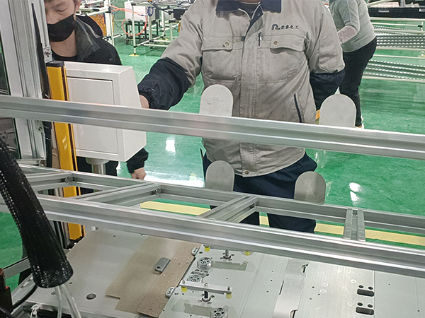 污的APP汽车配件铆接的自动拉钉机成功为荣泰电工提供铆接污的流水免费真人版软件