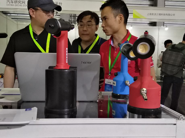 污的APP人员与中亚金属人员进行交流