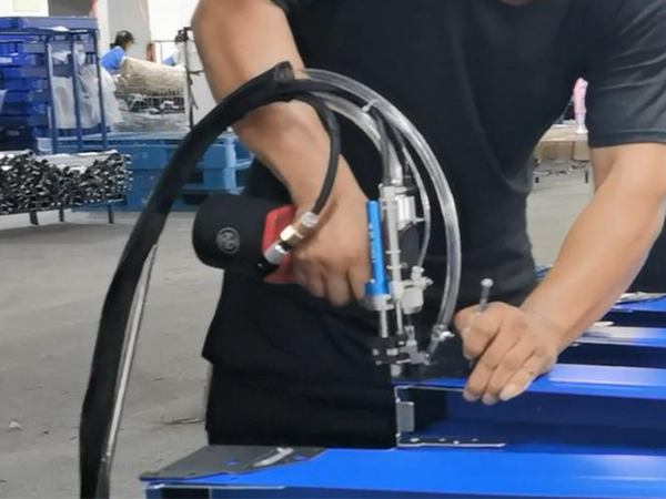 同超钣金员工使用污的APP自动拉钉机